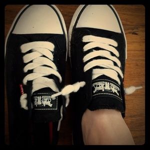 Levi's size 6 slip on sneakers